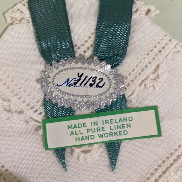 Pure Irish Linen I believe it's a lace handkerchief hand worked made in Ireland - Picture 7 of 10